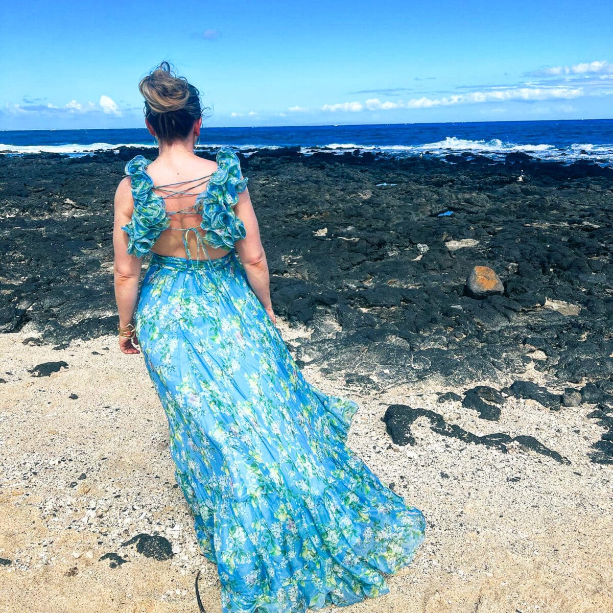 jillian travel and wellness influencer and blogger at Sandy Beach, Hawaii near Waikiki Beach