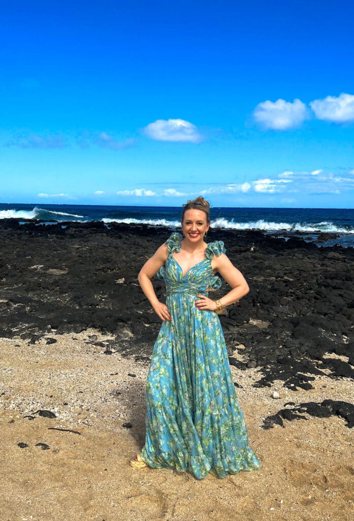 jillian travel and wellness influencer and blogger at Sandy Beach, Hawaii near Waikiki Beach
