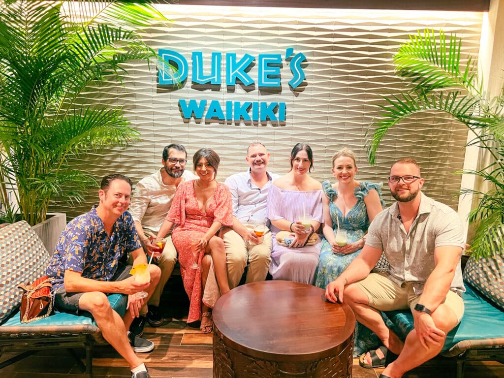 jillian spritz sunday travel and wellness influencer and blogger with her friends at Duke's Waikiki Beach